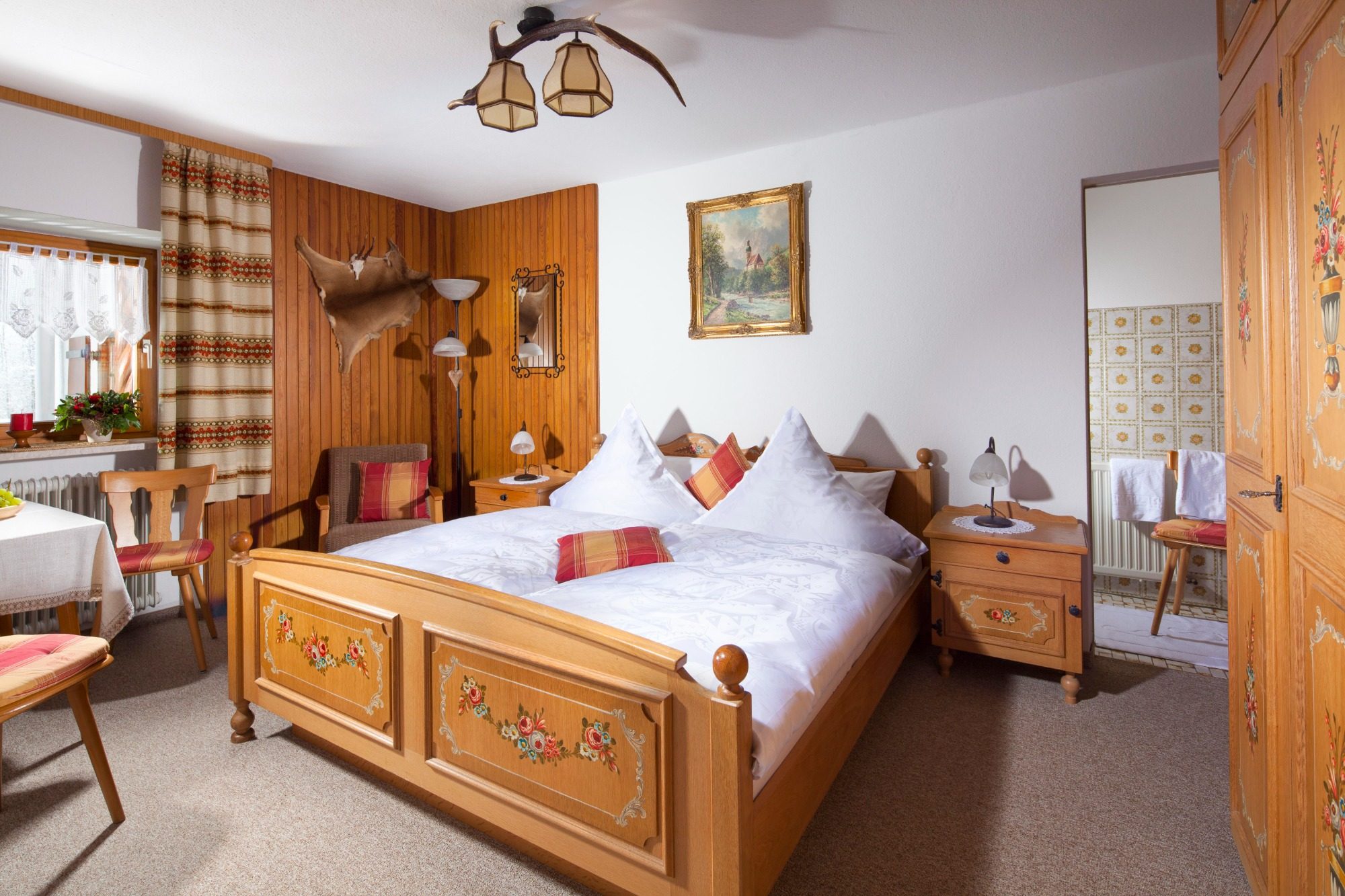 Gemütliches Schlafzimmer mit Holzbetten, traditioneller Dekoration und warmen Farben.