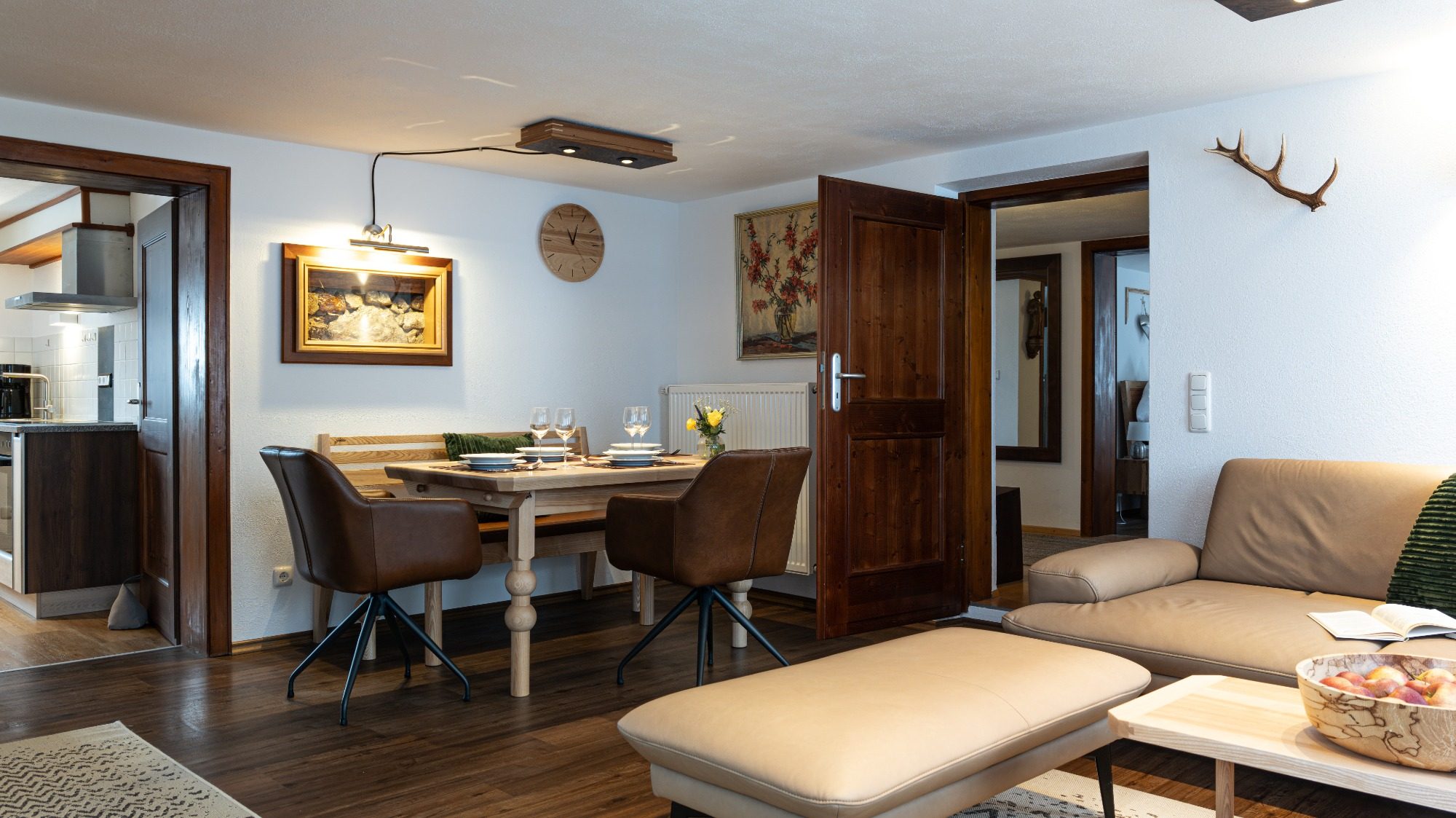 Gemütliches Wohnzimmer mit Essbereich, Sofa und Holzelementen.